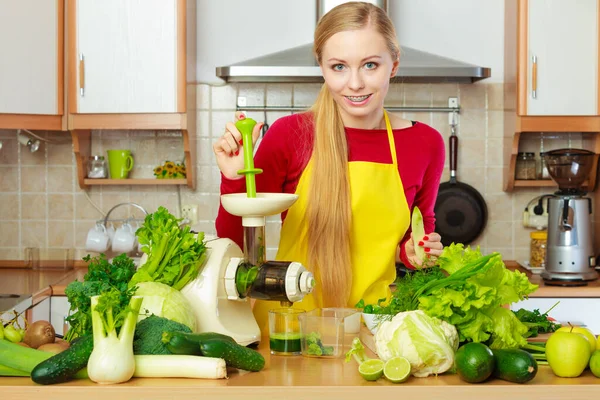 Pití Dobré Pro Zdraví Dietní Snídaně Koncept Mladá Žena Kuchyni — Stock fotografie