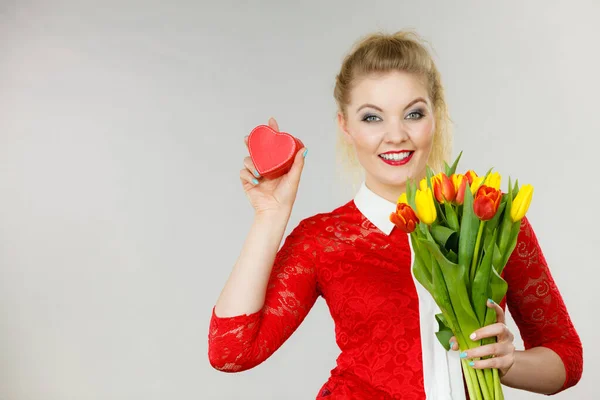 Donna Che Tiene Bouquet Fiori Tulipani Scatola Regalo Forma Cuore — Foto Stock