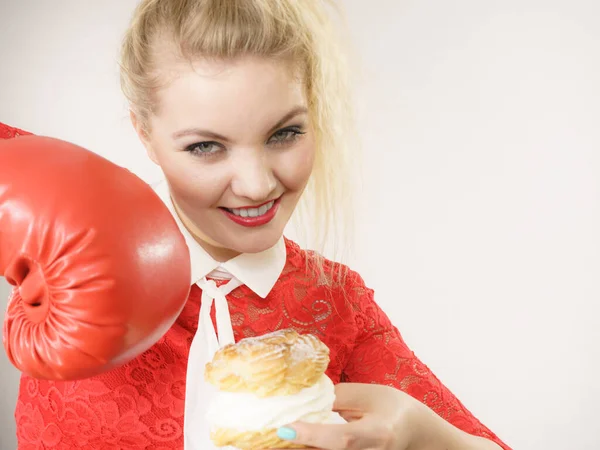 Dieta Concepto Pérdida Peso Mujer Rubia Divertida Sosteniendo Delicioso Pastel —  Fotos de Stock