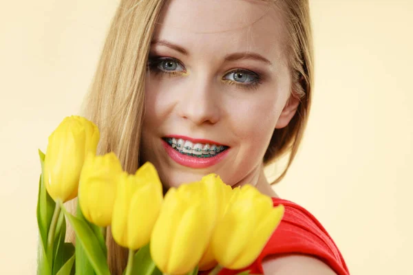 Dia Internacional Mulher Março Mulher Bonita Com Tulipas Amarelas Dia — Fotografia de Stock