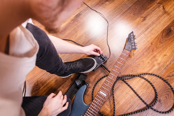 Man Met Muziekinstrument Het Opzetten Van Gitaar Audio Stomp Box — Stockfoto