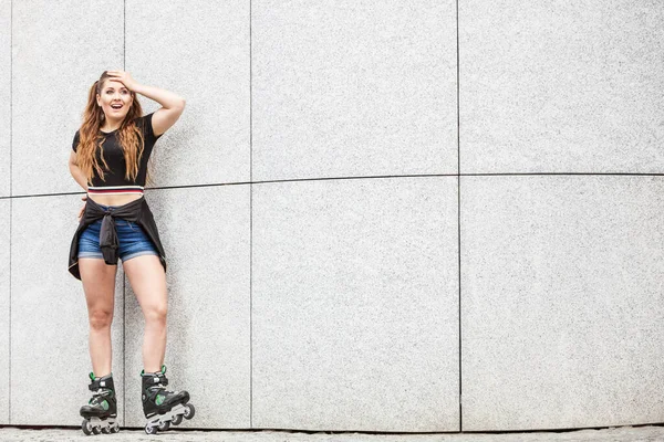 Jonge Vrouw Met Rolschaatsen Tegen Een Betonnen Muur Stad Vrouw — Stockfoto