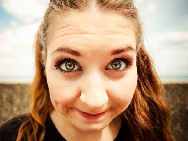 面白い若い十代の女性のクローズアップ Bizzare魚の目の角度 屋外撮影 — ストック写真
