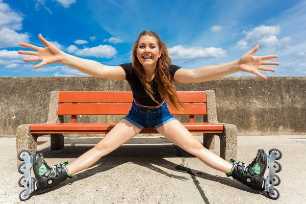 Feliz Alegre Joven Con Patines Relajantes Después Largo Paseo Chica —  Fotos de Stock