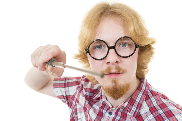 Zabawny Rudzielec Cosplaying Czarodziej Zaokrąglonych Okularach Trzymając Różdżkę Harry Potter — Zdjęcie stockowe