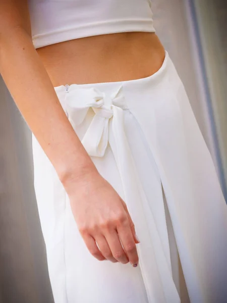 优雅的 难以辨认的女人 穿着时髦的都市服装 白色长裤宽的高级时尚格子花 — 图库照片