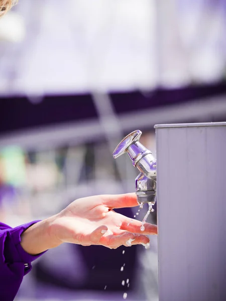 Mulher Limpando Lavar Mãos Livre Dispensador Água Marinha Conceito Higiene — Fotografia de Stock
