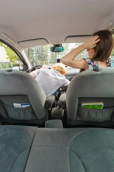 Hombre Mujer Coche Conduciendo Algún Lugar Preparándose Para Viajar Chico — Foto de Stock