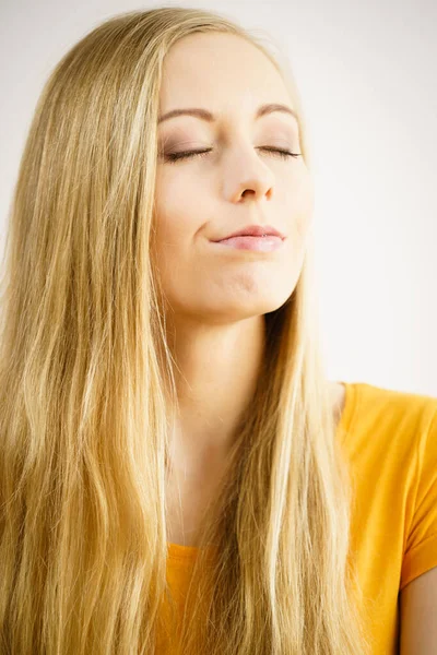 Счастливая Женщина Длинными Светлыми Волосами Сидит Расслабляется Закрытыми Глазами Медитирует — стоковое фото