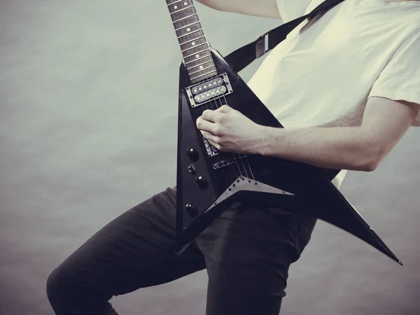 Mann Spielt Auf Der Gitarre Während Des Auftritts Musikinstrument Teenager — Stockfoto
