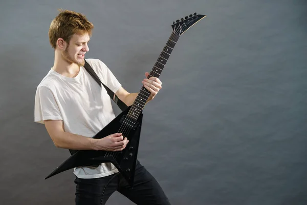 男は音楽趣味に情熱を傾け 感情的にエレキギターを演奏する — ストック写真