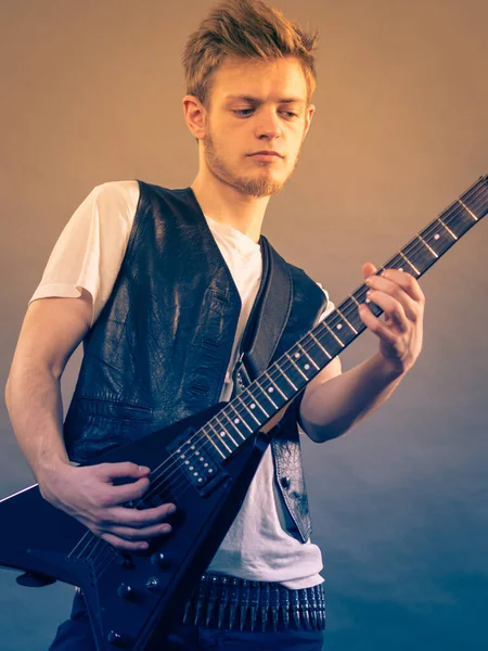 Hombre Hardcore Adolescente Con Traje Metal Tocando Guitarra Eléctrica Música — Foto de Stock