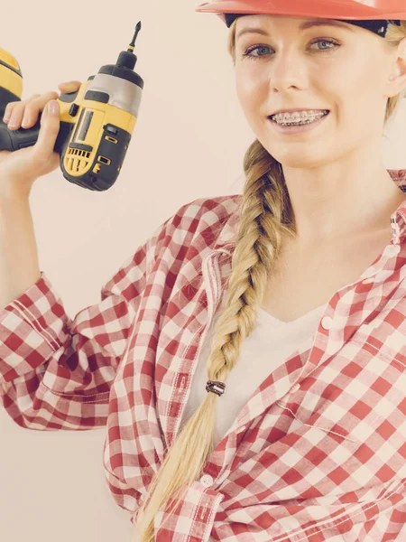 Frau Mit Helm Und Bohrmaschine Mädchen Beim Umbau Von Wohnungen — Stockfoto