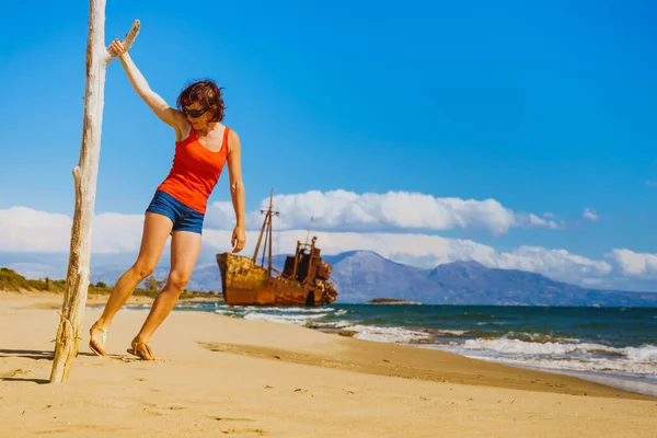 Reisvrijheid Volwassen Toeristische Vrouw Het Strand Genieten Van Zomervakantie Een — Stockfoto