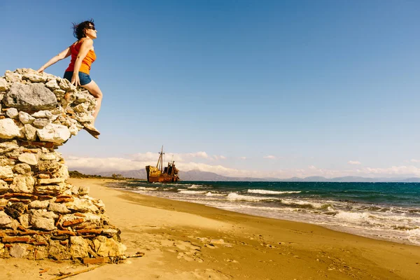 Libertà Viaggio Donna Turista Matura Sulla Spiaggia Godendo Vacanze Estive — Foto Stock