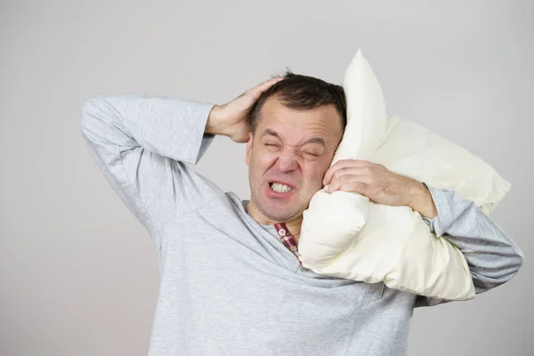 Człowiek Śpiący Zmęczony Noszeniem Koszuli Nocnej Trzymając Poduszkę Koncepcja Niedoboru — Zdjęcie stockowe