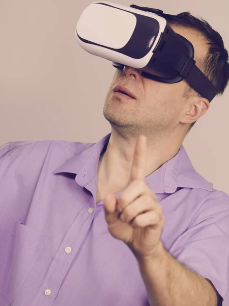Hombre Negocios Con Gafas Realidad Virtual Auriculares Caja Conexión Tecnología —  Fotos de Stock