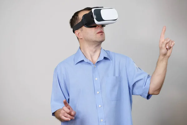 Homem Negócios Vestindo Óculos Realidade Virtual Fone Ouvido Caixa Conexão — Fotografia de Stock