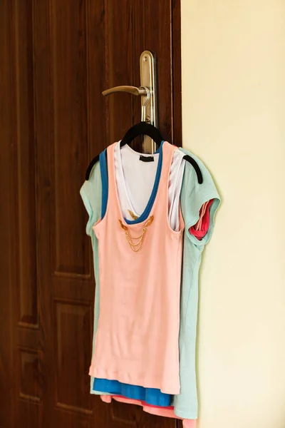 Kleurrijke Dameskleding Shirts Tops Een Kleerhanger Kamer — Stockfoto
