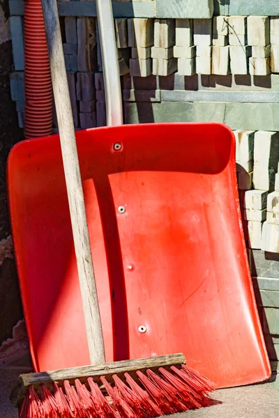 Κόκκινη Σκούπα Και Φτυάρι Στο Σπίτι Εξοπλισμός Καθαρισμού — Φωτογραφία Αρχείου