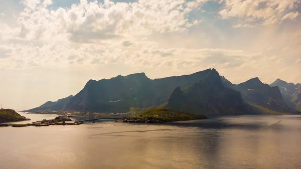 Landschappelijk Fjordenlandschap Boven Poolcirkel Kustnatuur Met Scherpe Bergtoppen Lofoten Eilanden — Stockfoto