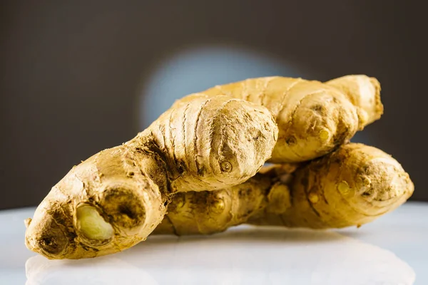 Gember Verse Wortel Witte Plaat Zwarte Achtergrond Gezond Eten — Stockfoto