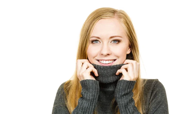 Uśmiechnięta Młoda Kobieta Długie Włosy Nastolatka Dziewczyna Ciepłym Szarym Swetrze — Zdjęcie stockowe