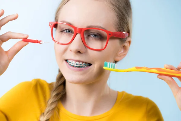 Conceito Dentista Ortodontista Jovem Mulher Sorrindo Limpeza Escovação Dentes Com — Fotografia de Stock