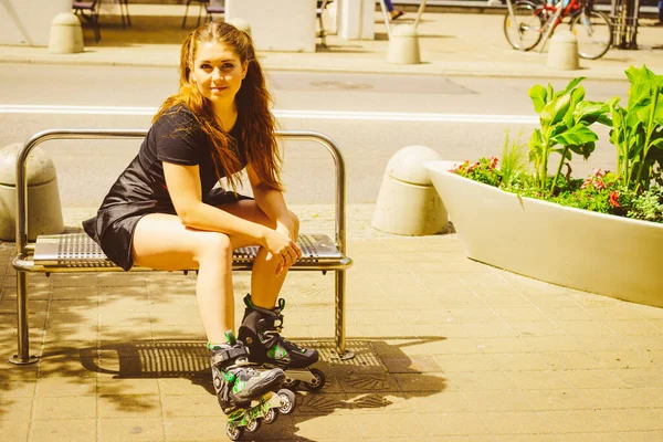 ローラースケートに身を包んだ幸せな若い女性 都会で夏を楽しんでいる女性 — ストック写真
