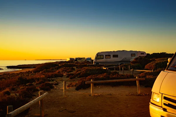 Wohnmobil Freizeitfahrzeuge Bei Sonnenuntergang Der Spanischen Mittelmeerküste Zelten Naturstrand Urlaub — Stockfoto