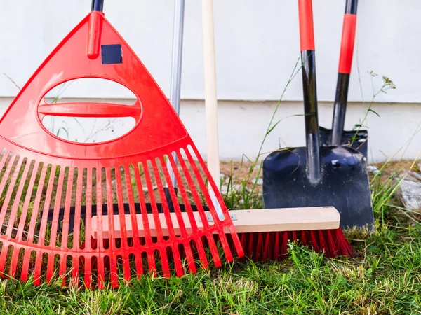 园艺工具 橙色的耙子 扫帚和铁铲在绿草茵茵 园艺设备 — 图库照片