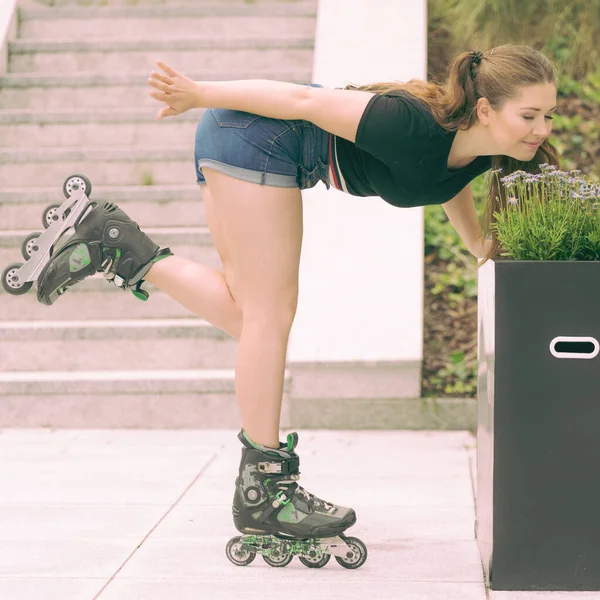 Feliz Joven Alegre Con Patines Ciudad Oliendo Flores Mujer Siendo —  Fotos de Stock