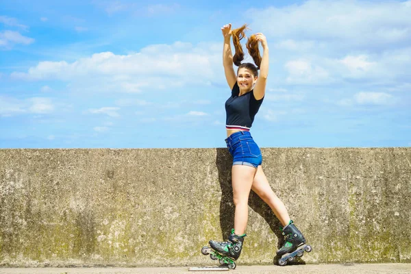 Mladá Žena Kolečkových Bruslích Venku Módní Fit Dívka Baví Slunné — Stock fotografie