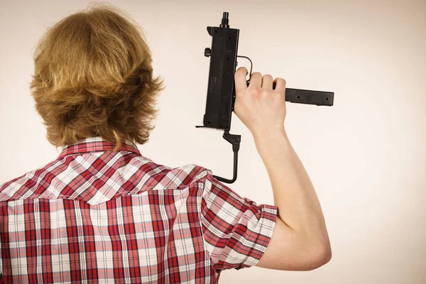 Joven Hombre Irreconocible Pie Hacia Atrás Sosteniendo Arma Arma Privada — Foto de Stock