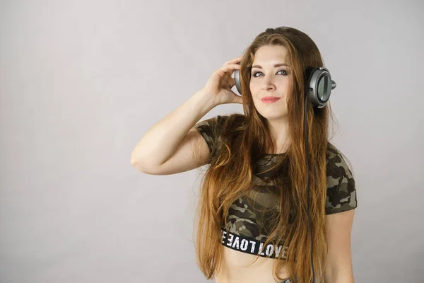 Χαρούμενη Έφηβη Γυναίκα Που Ακούει Μουσική Μέσα Από Μεγάλα Ακουστικά — Φωτογραφία Αρχείου