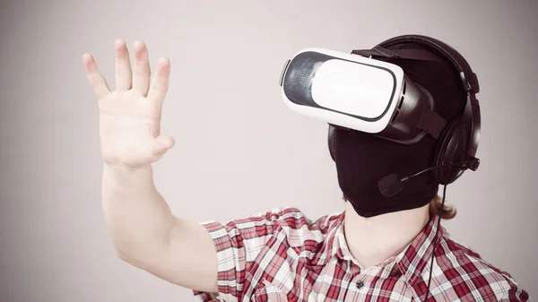 Hombre Jugando Videojuego Con Dispositivo Realidad Virtual Equipo Juego Para —  Fotos de Stock