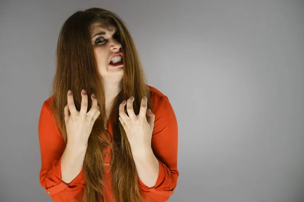 Kızgın Oldukça Çekici Bir Kadın Kızıyor Kahverengi Saçlı Çok Sinirli — Stok fotoğraf