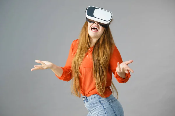 Νεαρή Συναισθηματική Γυναίκα Που Φοράει Γυαλιά Εικονικής Πραγματικότητας Κουτί Σύνδεση — Φωτογραφία Αρχείου