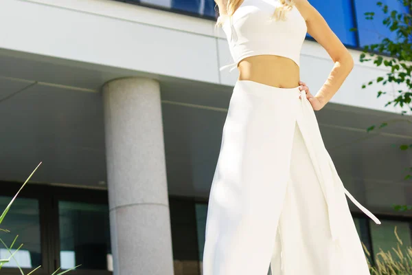 Elegante Mujer Irreconocible Que Presenta Atuendo Urbano Moda Top Blanco —  Fotos de Stock