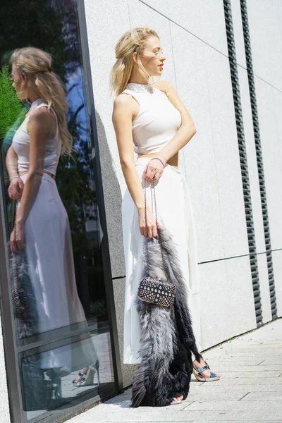 エレガントなファッショナブルな女性の都市の流行の服を提示します 白いクロップ トップ パンツ キュロット — ストック写真
