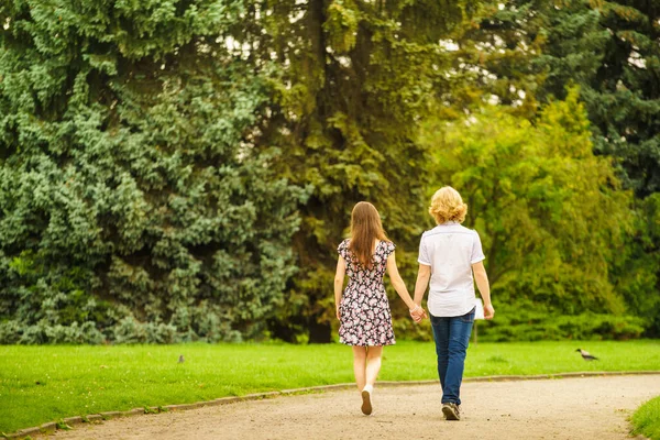 Vista Trasera Pareja Caminando Hermoso Parque Durante Tiempo Verano Tomados —  Fotos de Stock