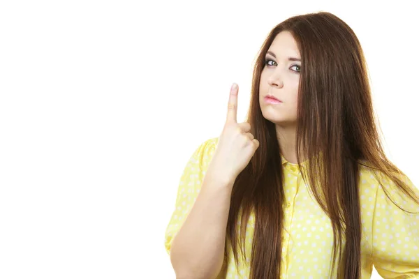 女性は不満でいらいらしている 顔の表情が指を指していると主張する女性 — ストック写真