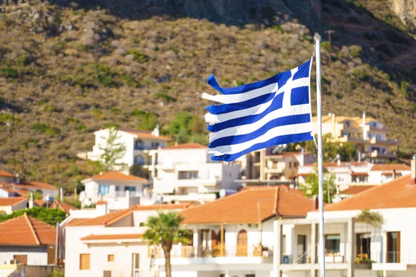 Грецький Прапор Розмахує Вітром Проти Узбережжя Греції Прибережного Міста Національний — стокове фото