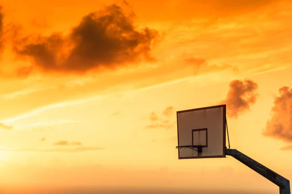 Altes Basketballbrett Mit Korbkorb Gegen Den Abendhimmel Sport Erholung — Stockfoto