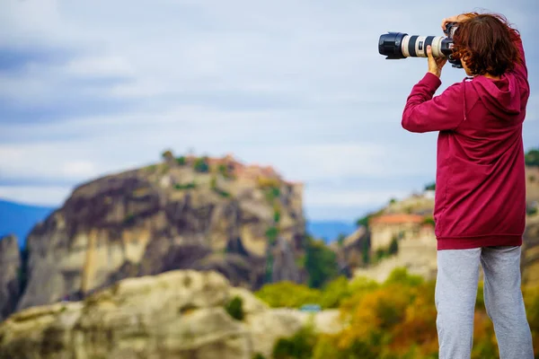 修道院から写真フィルムビデオを撮るプロのカメラを持つ女性観光客 ギリシャのメテオ修道院 Kalambaka — ストック写真