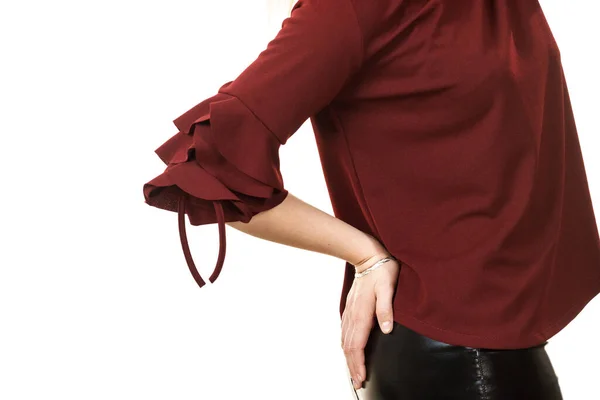 Nierozpoznana Kobieta Nosząca Bluzkę Długim Rękawem Ozdobioną Masywnymi Falbankami Moda — Zdjęcie stockowe