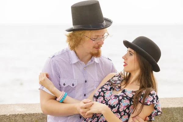 Vintage Pareja Retro Hombre Mujer Disfrutando Cita Romántica Aire Libre — Foto de Stock