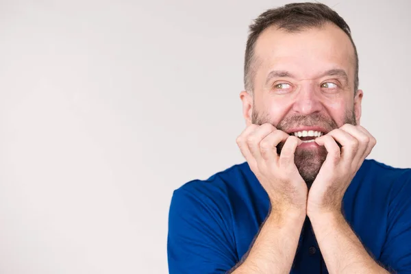 Koncepcja Stresu Niepokoju Emocji Problemów Przestraszony Zestresowany Mężczyzna Obgryzający Paznokcie — Zdjęcie stockowe