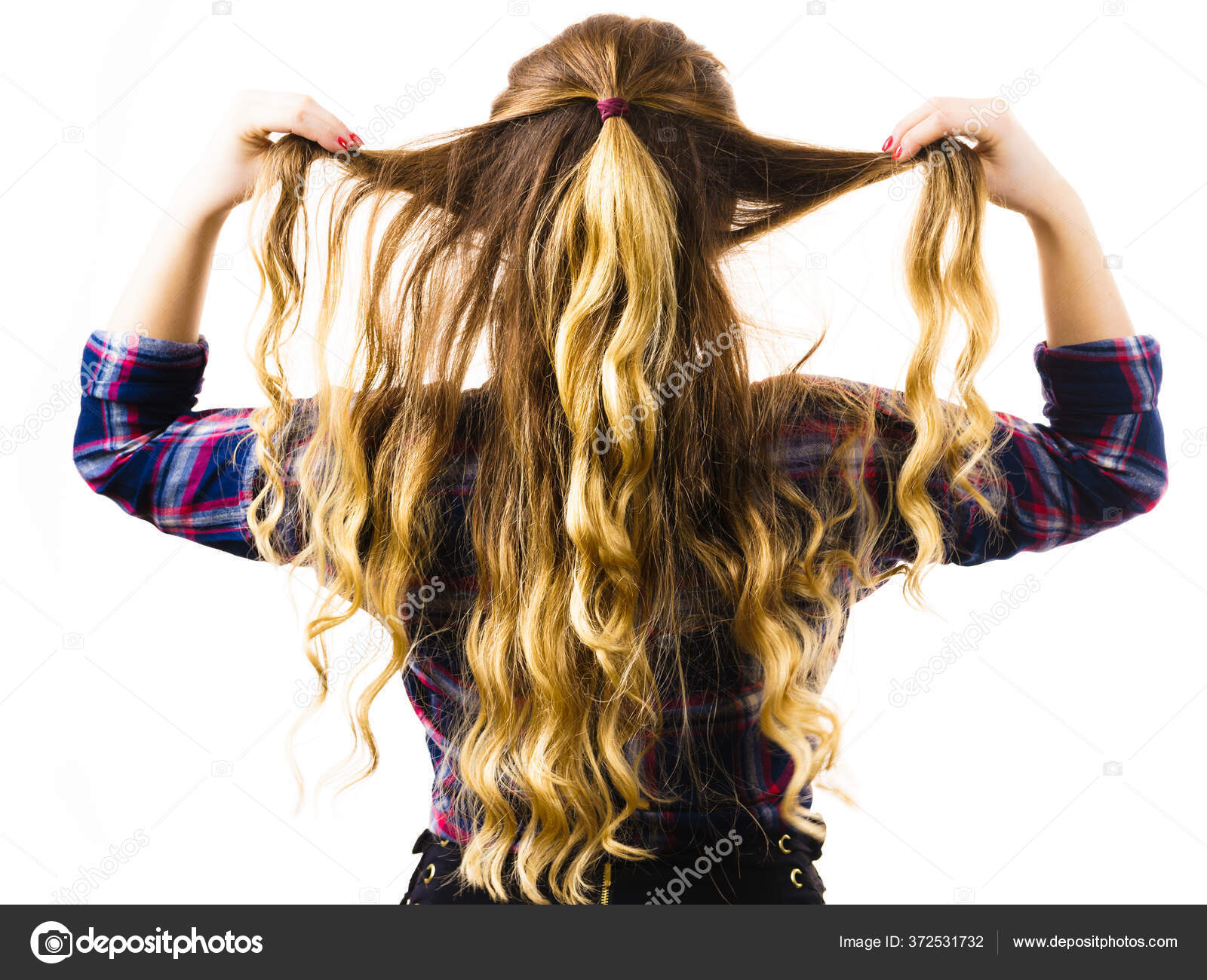 从后面看女性棕色的头发头发长卷曲有高光的女人——图库图片© Voyagerix #372531732, image size:1600x1300