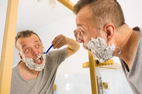 Homem Com Muita Espuma Barbear Seu Rosto Banheiro Olhando Para — Fotografia de Stock
